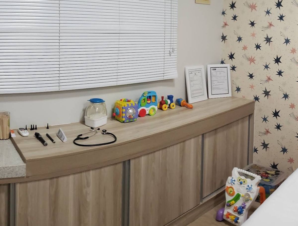 Bancada de exame com brinquedos e instrumentos